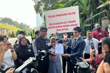 數政黨與人權組織聚集國會外　提呈備忘錄抗議公民權修憲案