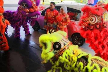 穿龍鳳馬褂邀舞獅表演 馬來新人婚宴大放異彩