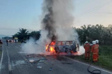 客貨車與本田轎車相撞起火燃燒    女司機及時被救出車