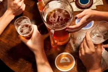 約會調查：酒吧約會最輕鬆　親密觸碰須酒精助攻