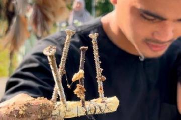 慕尤丁父親墓地出現神秘捆紙　插著幾根大鐵釘疑似巫術