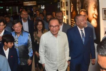 安華緬懷卡巴星　堅持立場捍衛正義