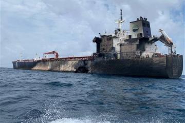 失火油輪關閉自動識別系統　搜救單位：目前仍行蹤不明