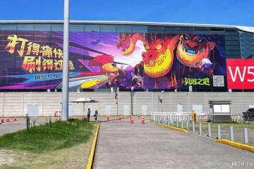 巨大魔龍吸引玩家排隊，這款聯機遊戲真就那麼值得試玩？