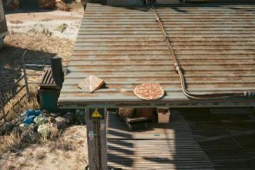 《2077》致敬《絕命毒師》彩蛋：車庫屋頂上的披薩