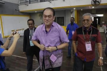 穿錯衣服！馬華候選人提名中心現場換衣