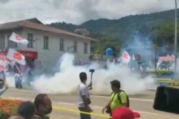 沙巴提名現場群情洶湧 警方發射催淚彈