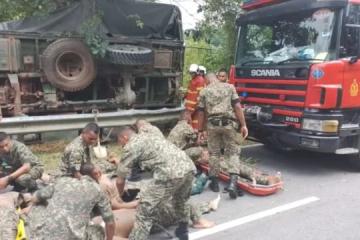 馬國一陸軍卡車翻覆致24人受傷 部分軍人或來不及投票