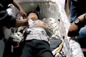 疑為逃債躲進棺材裝死 印尼男子「起死回生」惹禍上身