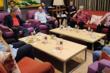 歷史性照片！ 國陣希盟議員同坐一起