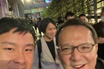 《戰神5》國人設計師與宮崎英高合照：老賊樂開花