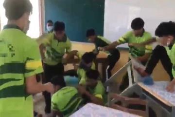 對新生拳打腳踢拋桌子　13名 「小惡霸」被捕