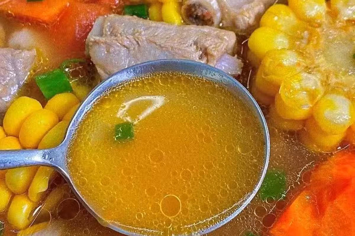 番茄玉米排骨湯，美味又養生，簡單易做，味道絕了！