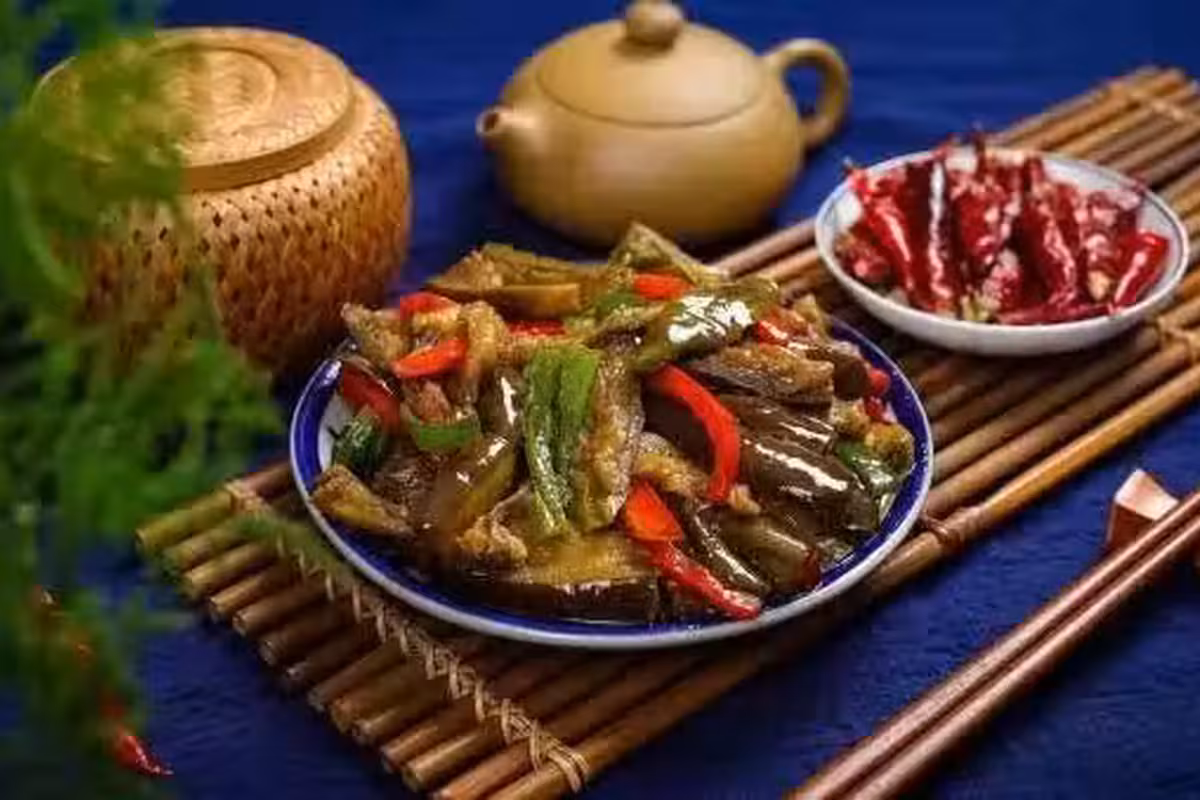 炒茄子時，最忌先放油了，大廚教你一招，茄子不吸油不發黑